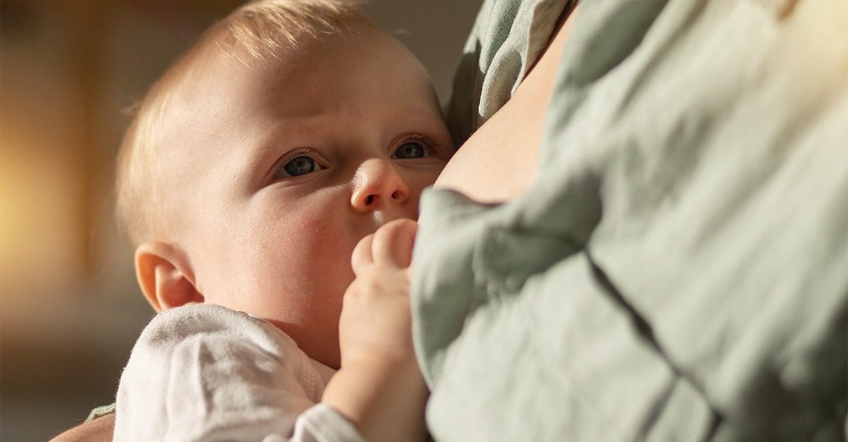 Como ajustar a pega do bebê em casa e as melhores posições para amamentação